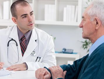 Un homme présentant des symptômes de prostatite devrait d’abord consulter un urologue. 