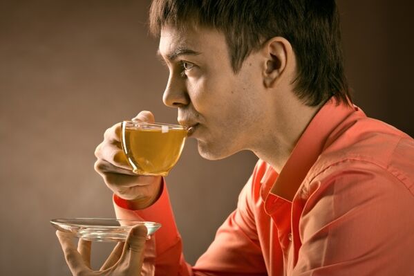 un homme boit une tisane pour traiter la prostatite